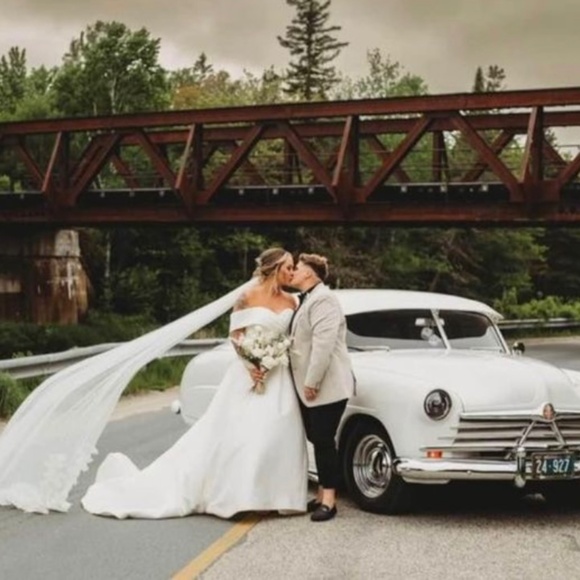 Gorgeous Essence of Australia designer wedding gown - Picture 2 of 4